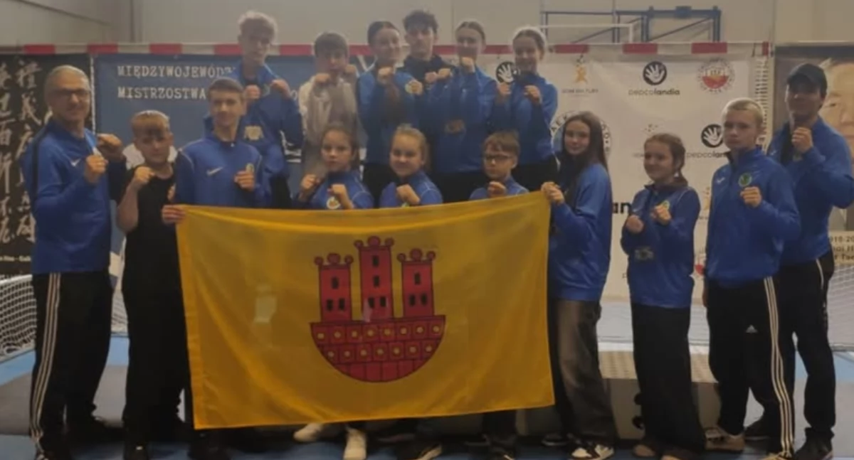 Na zdjęciu drużyna klubu LKS Victoria Taekwon-do Działoszyn wraz z trenerem Markiem Kotynią/fot. Victoria Taekwon-do Działoszyn 