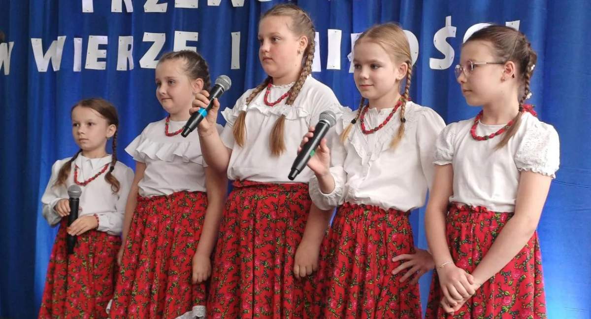 Zdjęcia z I Gminnego Przeglądu Pieśni i Piosenek Religijnych w Szkole Podstawowej w Toporowie / fot.: Elżbieta Mizak