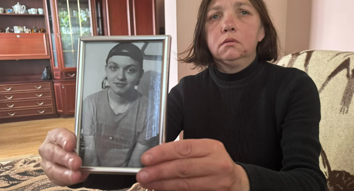 Na zdjęciu głównym Agnieszka Pawełoszek ze zdjęciem syna Damiana, którego ciało znaleziono pod masztem telekomunikacyjnym w Kozłówkach, gm. Szczerców / fot.: Sławomir Rajch