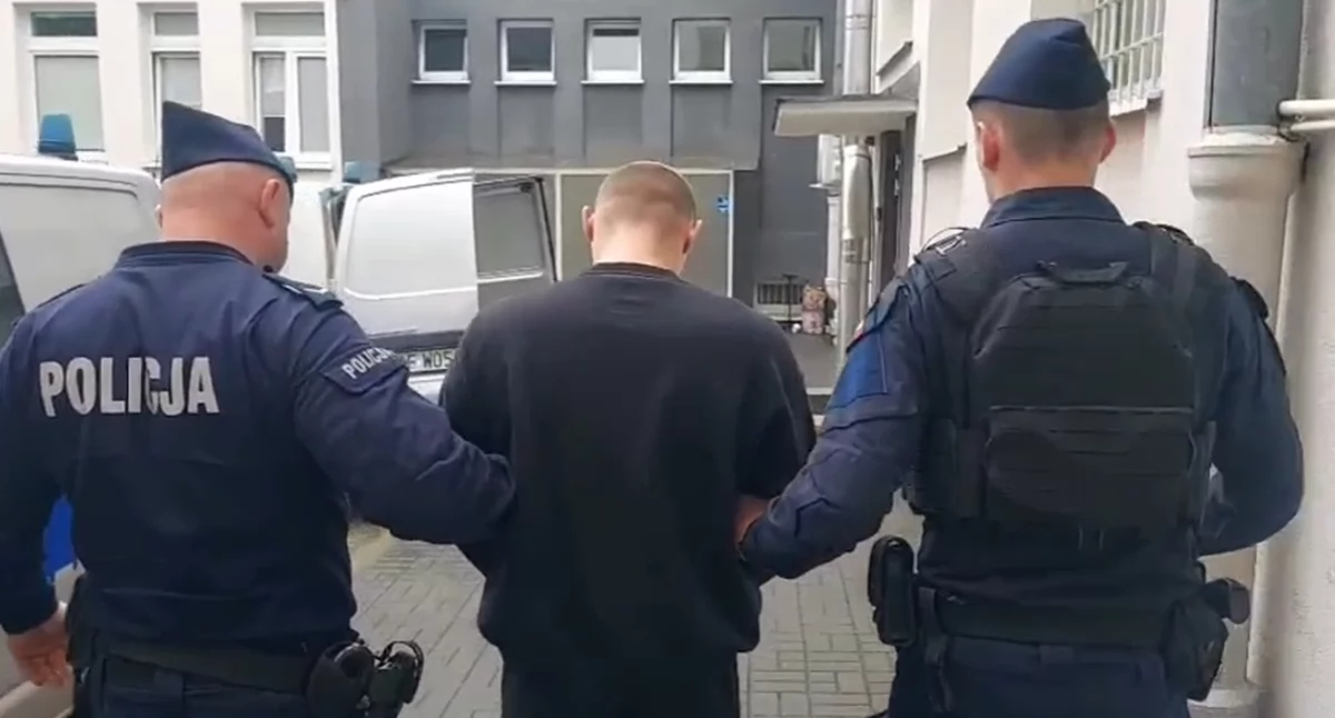 Na zdjęciu moment zatrzymania 28-letniego nożownika / Fot. KPP Zgierz 