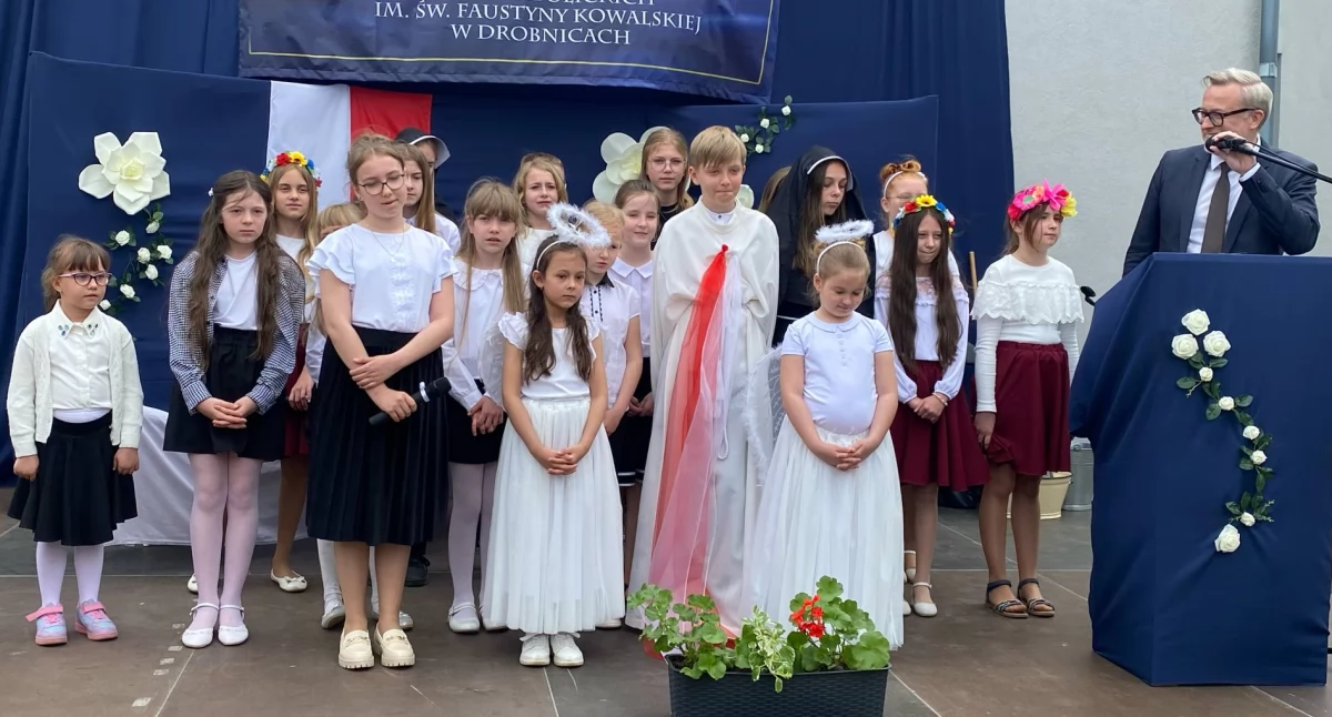 Na zdjęciu dyrektor oraz uczniowie Katolickiej Szkoły Podstawowej SPSK w Drobnicach/fot.: Iwona Augustyniak