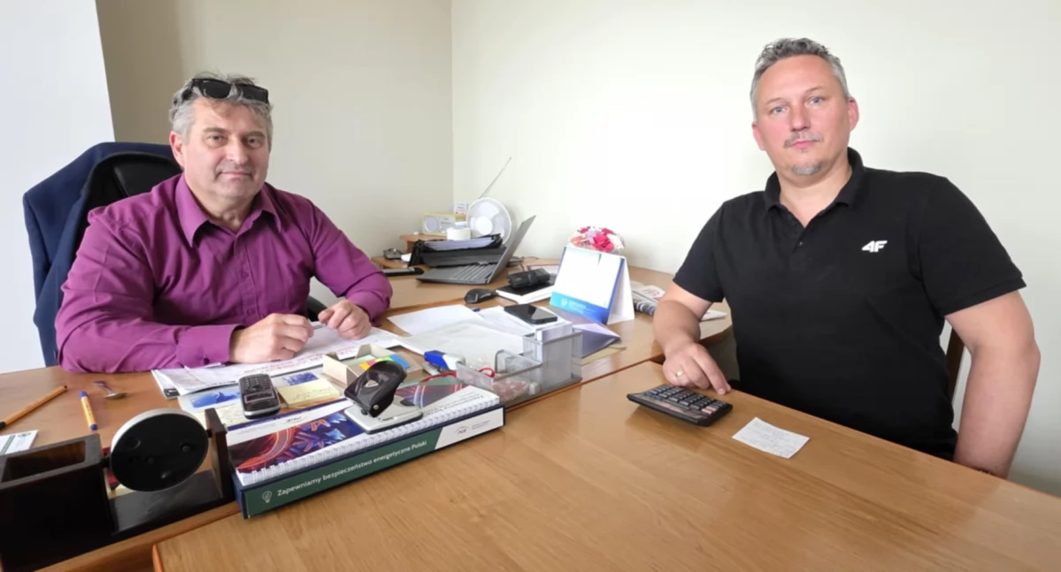 Na zdjęciu Mariusz Mielczarek, wójt gminy Kiełczygłów oraz Michał Kostarczyk, inspektor ds. pozyskiwania środków unijnych i krajowych w Urzędzie Gminy Kiełczygłów/fot.: Sławomir Rajch