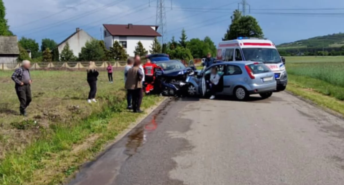 Zdjęcie z miejsca wypadku z udziałem czterech osób w Pawłowie, w gminie Rusiec / fot.: archiwum prywatne