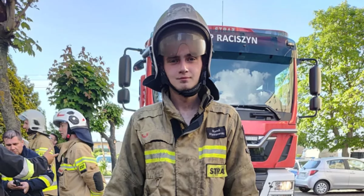 Na zdjęciu Kamil Rychlewski po zakończonej akcji gaśniczej, która miała miejsce już po starcie w Biegu Strażaka w Konopiskach/fot. archiwum prywatne Kamil Rychlewski, Atelier Sportu 