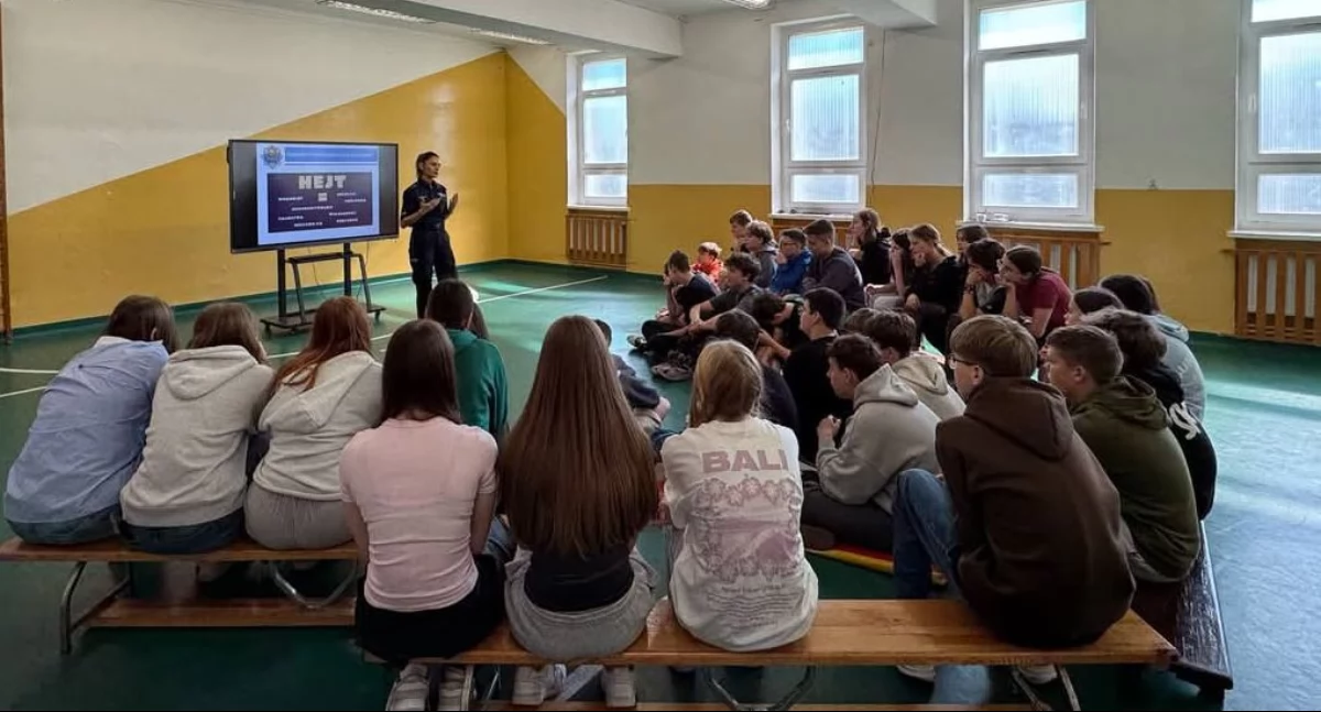 Na zdjęciu fragment spotkania policjantki z uczniami szkoły w Bieniądzicach / Fot. KPP Wieluń