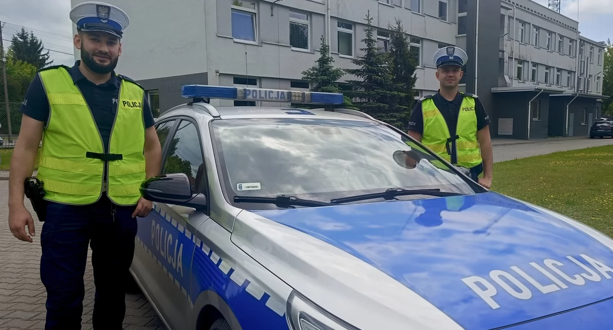 Na zdjęciu policjanci, którzy eskortowali samochód do szpitala. Znajdowała się w nim 7-latka, potrzebująca pomocy / Fot. KPP Radomsko 