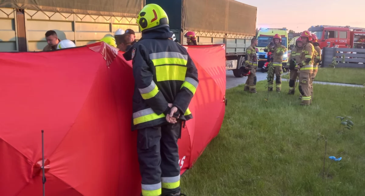 Na zdjęciu miejsce tragicznej śmierci mężczyzny pod ciężarówką we Wróblewie / fot.: OSP KSRG Wróblew