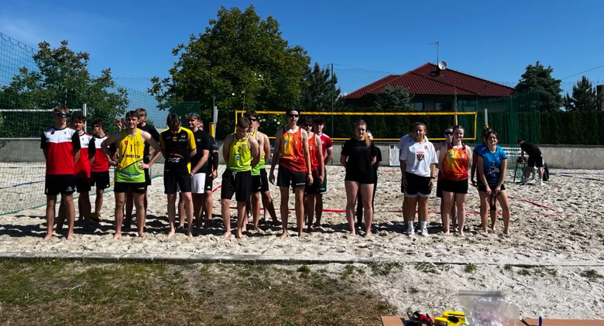 Na zdjęciu uczestnicy Mistrzostw Powiatu Wieluńskiego w siatkówkę plażową/fot. SZS Wieluń 