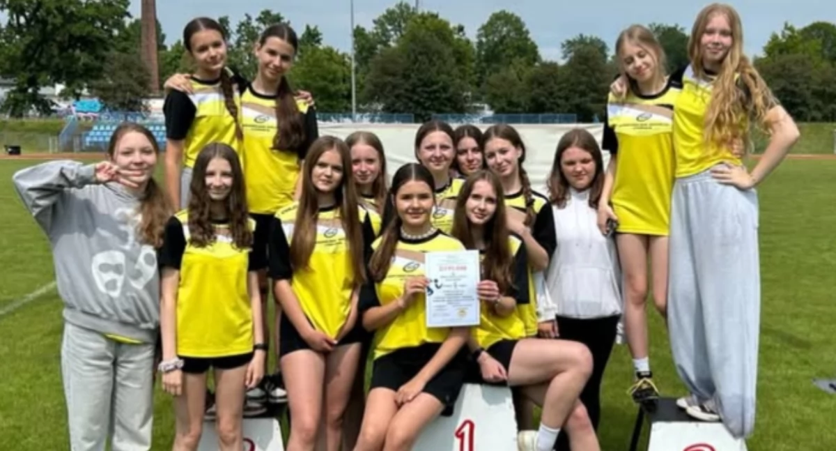 Na zdjęciu uczennice Szkoły Podstawowej w Osjakowie po zajęciu drugiego miejsca w Szkolnej Drużynowej Lidze Lekkoatletycznej/fot. Szkoła Podstawowa imienia Powstańców Styczniowych w Osjakowie 