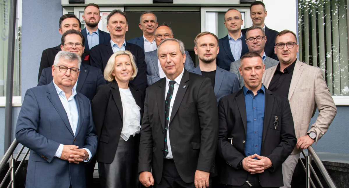 Na zdjęciu uczestnicy podpisania umowy inwestycyjnej dotyczącej farmy fotowoltaicznej w Niwiskach / fot.: Cementownia Warta S.A.
