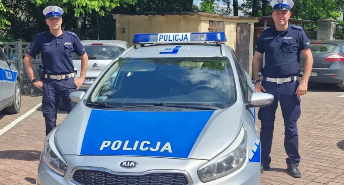 Na zdjęciu funkcjonariusze, którzy eskortowali poszkodowanego mężczyznę do szpitala / Fot. KPP Pajęczno 