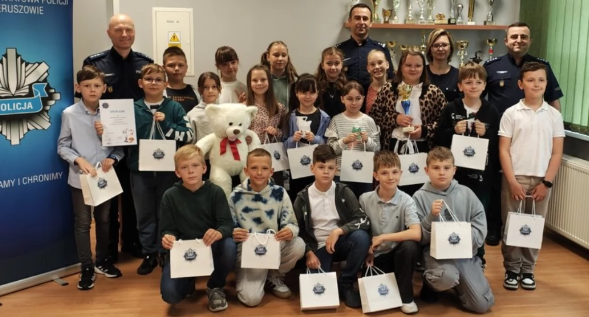 Na zdjęciu zwycięzcy powiatowego konkursu - uczniowie szkoły z Pieczysk / Fot. KPP Wieruszów