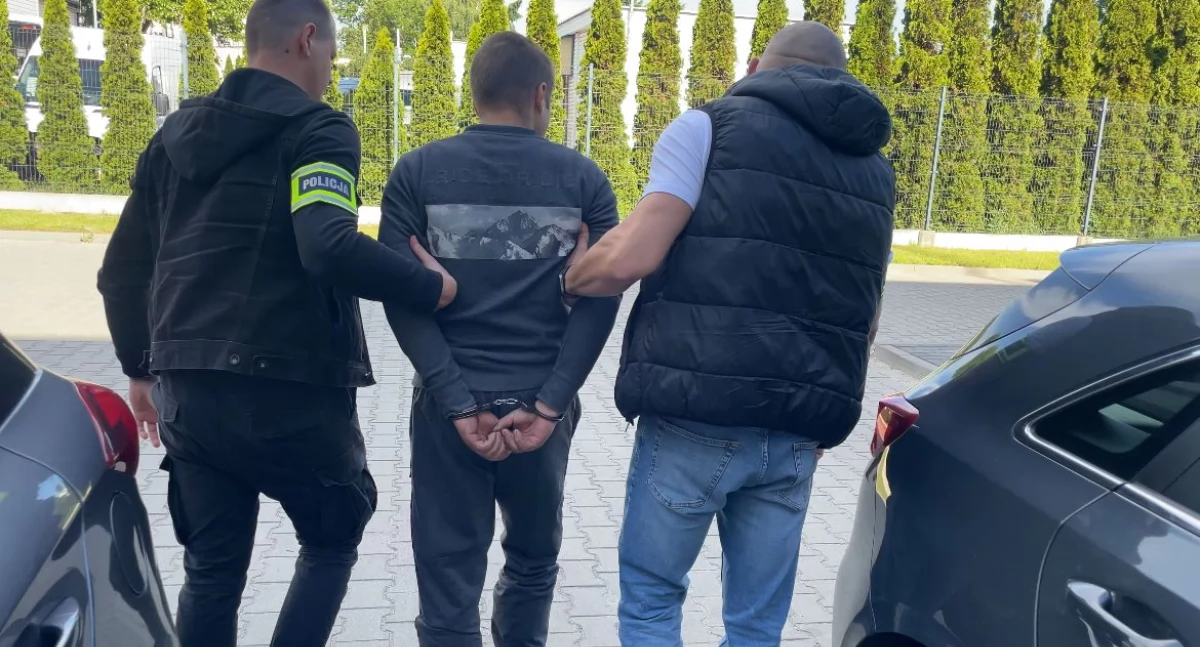 Na zdjęciu moment zatrzymania 28-latka / Fot. KPP Poddębice 