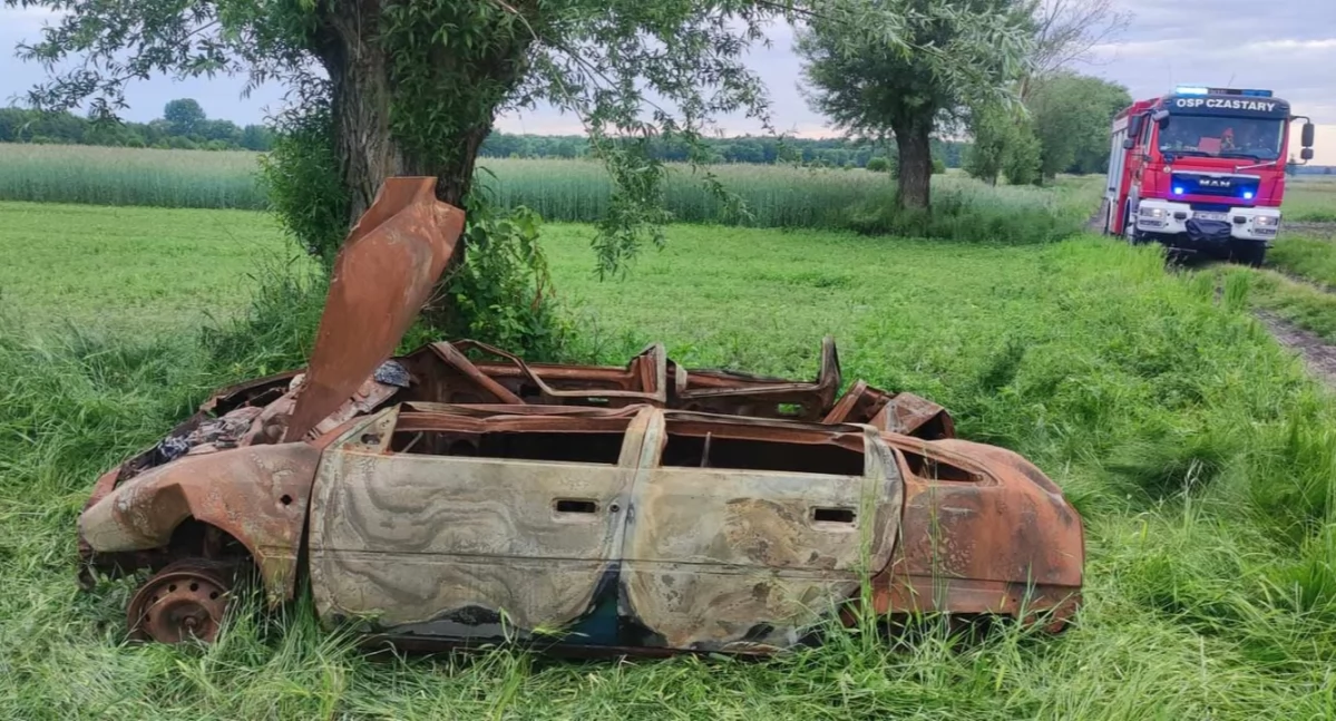 Na zdjęciu wrak spalonego samochodu ściągnięty z drzewa / fot.: KP PSP Wieruszów