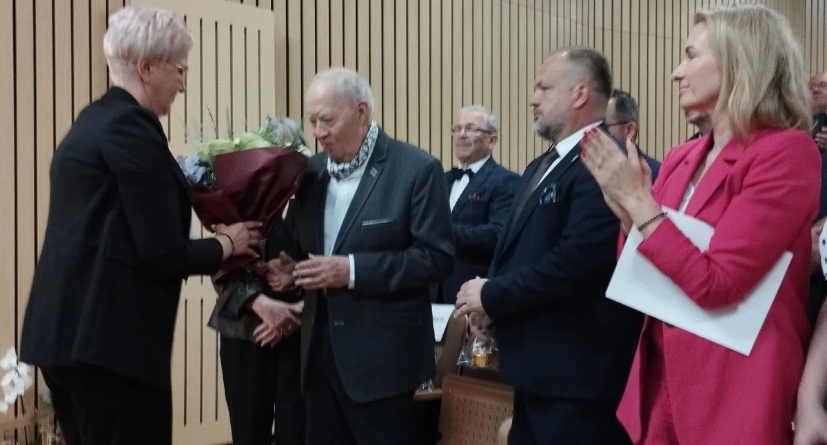 Na zdjęciu wieloletni dyrektor SOSW w Gromadzicach Andrzej Lach przyjmuje podziękowania za zaangażowanie, wizję i charyzmę podczas uroczystego jubileuszu 50-lecia ośrodka / fot.: Joanna Major
