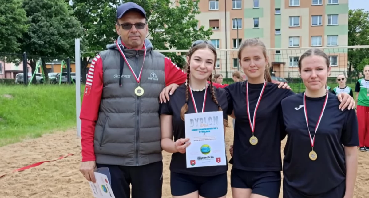 Na zdjęciu triumfatorki wśród dziewcząt - Szkoła Podstawowa nr 2 wraz z trenerem Leszkiem Pałygą/fot. PSZS w Wieluniu 