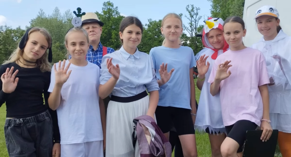 Na zdjęciu młodzi artyści ze szkoły podstawowej w Siemkowicach podczas rodzinnego gminnego pikniku z okazji Dnia Dziecka / fot.: Joanna Major