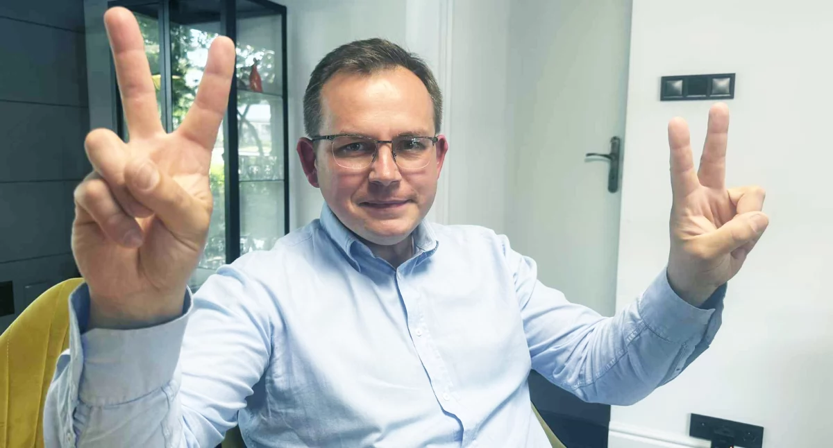 Na zdjęciu Paweł Rychlik, poseł RP z Wielunia cieszy się z wygranej Karola Nawrockiego / fot.: Sławomir Rajch