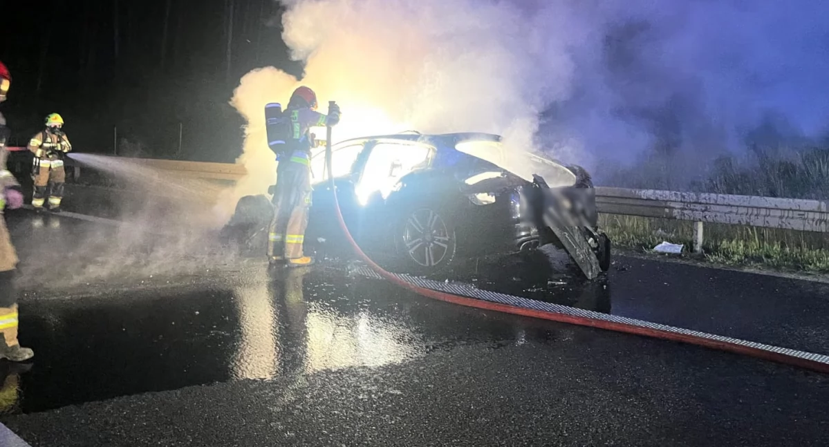 Na zdjęciu porsche, które stanęło w ogniu na trasie S8 / Fot. Komenda Powiatowa Państwowej Straży Pożarnej w Kępnie