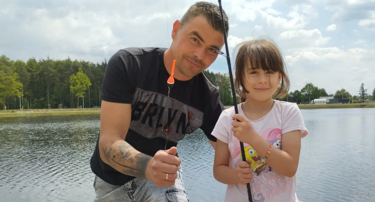 Wędkarski Dzień Dziecka w Pajęcznie. Na zdjęciu część rodziny z wędkarskimi tradycjami: Laura Osiej z tatą / fot.: Joanna Major