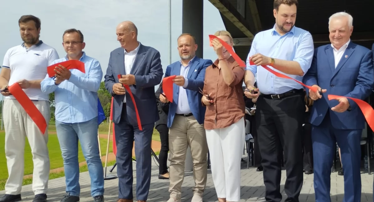 Na zdjęciu symboliczne przecięcie wstęgi podczas uroczystości otwarcia stadionu sportowego w Czarnożyłach / fot. Joanna Major