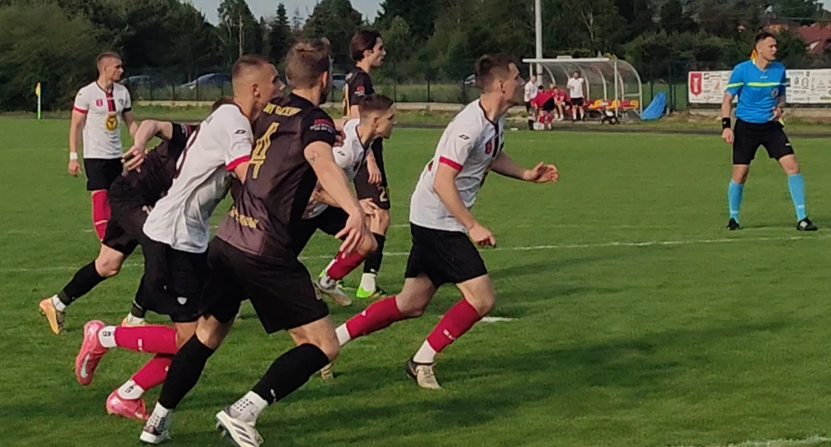 Na zdjęciu piłkarze WKS-u 1957 Wieluń podczas meczu ze Startem Brzeziny/fot. Łukasz Płuciennik 