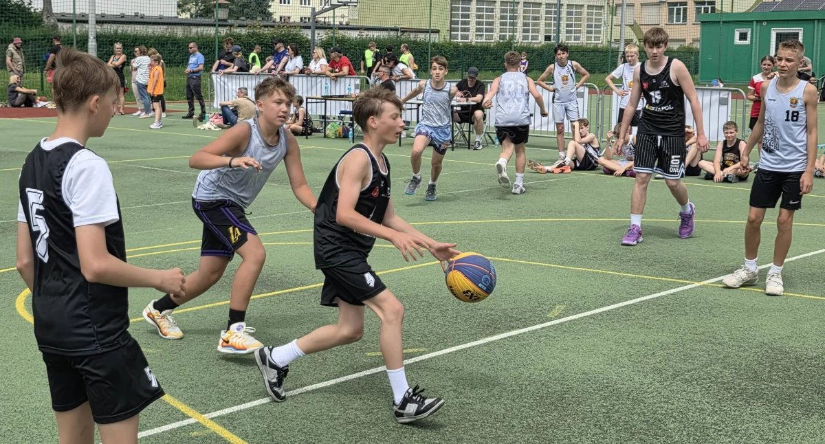 inne dyscypliny, Streetball Turniej koszykówki przyciągnął blisko zawodników Wielunia - zdjęcie, fotografia