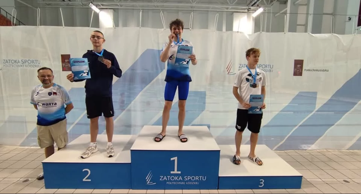 Na zdjęciu pływacy pajęczańskiej Meduzy na podium podczas pierwszego dnia Otwartych Mistrzostw Województwa Łódzkiego w Pływaniu/ fot. Facebook Meduza Pajęczno 