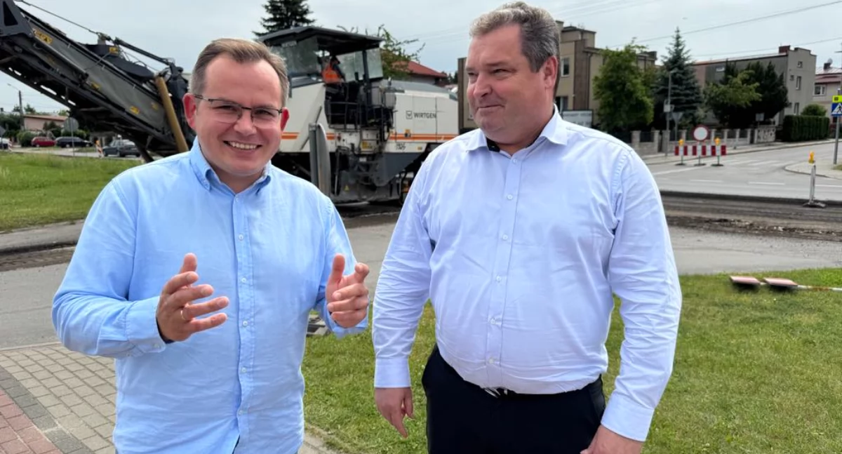 Na zdjęciu poseł na sejm RP Paweł Rychlik i burmistrz Działoszyna Rafał Drab rozmawiają o inwestycjach i budowie nowego ronda / fot.: Sławomir Rajch