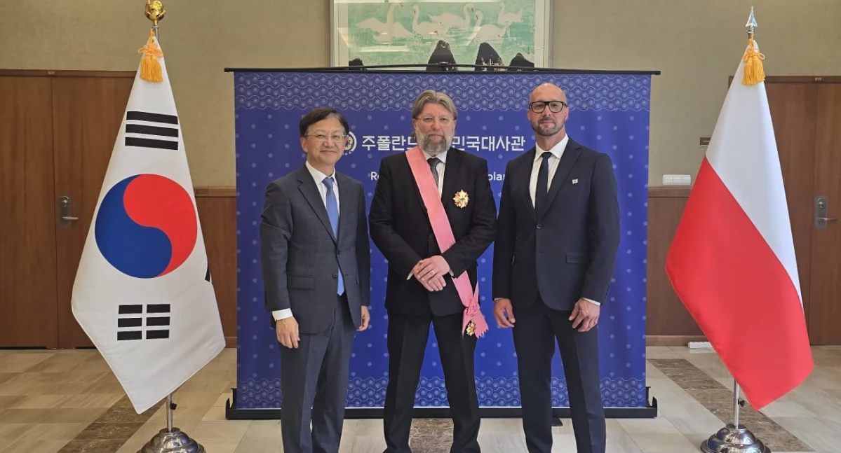 Na zdjęciu od lewej: Hoonmin Lim - ambasador Korei Południowej w Polsce, Piotr Ostaszewski - były ambasador Polski w Korei Południowej, a także Andrzej Zmyślony - wiceprezes Zrzeszenia Taekwon-do ITF w Polsce oraz trener SKT.Niedźwiedź/fot. archiwum prywatne Andrzej Zmyślony 