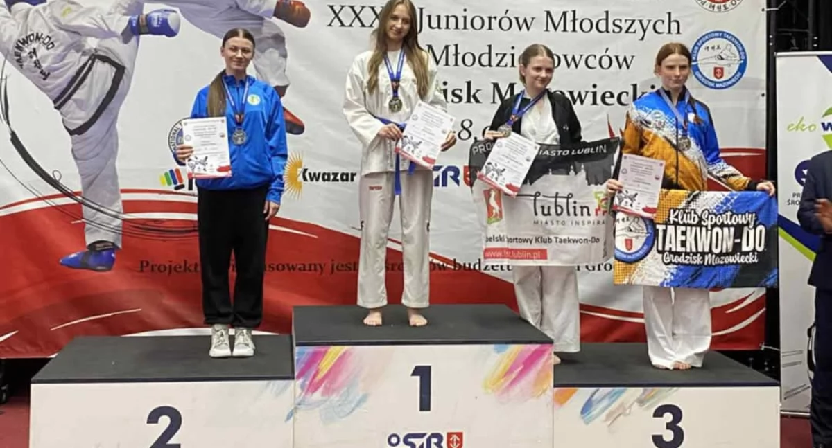 Na zdjęciu między innymi Kinga Szymala ze srebrnym medalem/fot.LKS Victoria Taekwon-do Działoszyn 