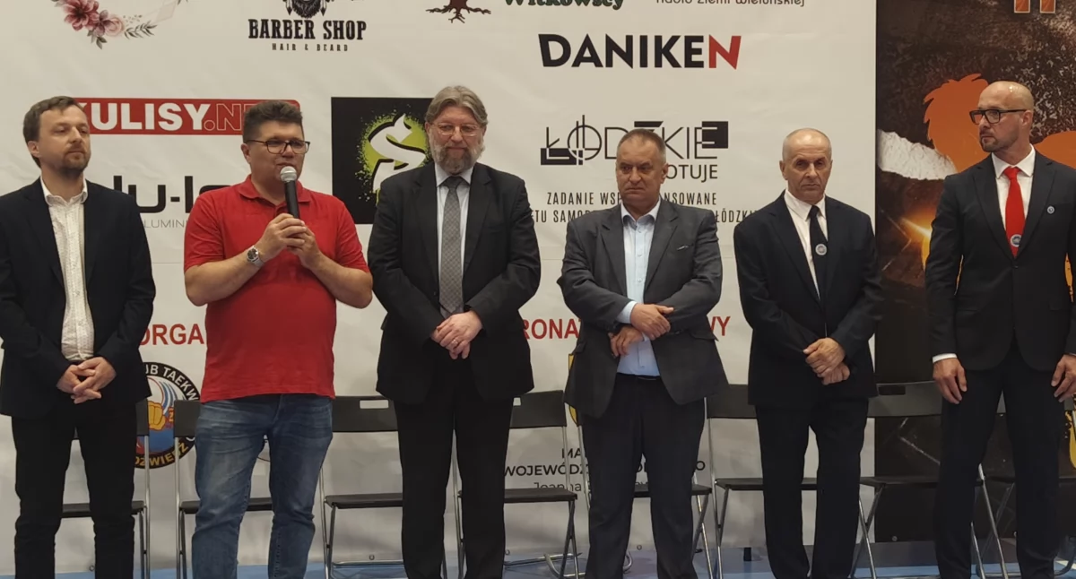 Na zdjęciu oficjele podczas ceremonii otwarcia II Grand Prix Polski Taekwon-do ITF w Wieluniu. Od lewej: wójt gminy Pątnów - Jacek Olczyk, burmistrz Wielunia - Paweł Okrasa, były ambasador RP w Korei Południowej - Piotr Ostaszewski, wójt gminy Mokrsko - Zbigniew Dąbrowski, mistrz Taekwon-do - Wojciech Dolny, oraz trener SKT.Niedźwiedź - Andrzej Zmyślony/fot. Łukasz Płuciennik (wszystkie)