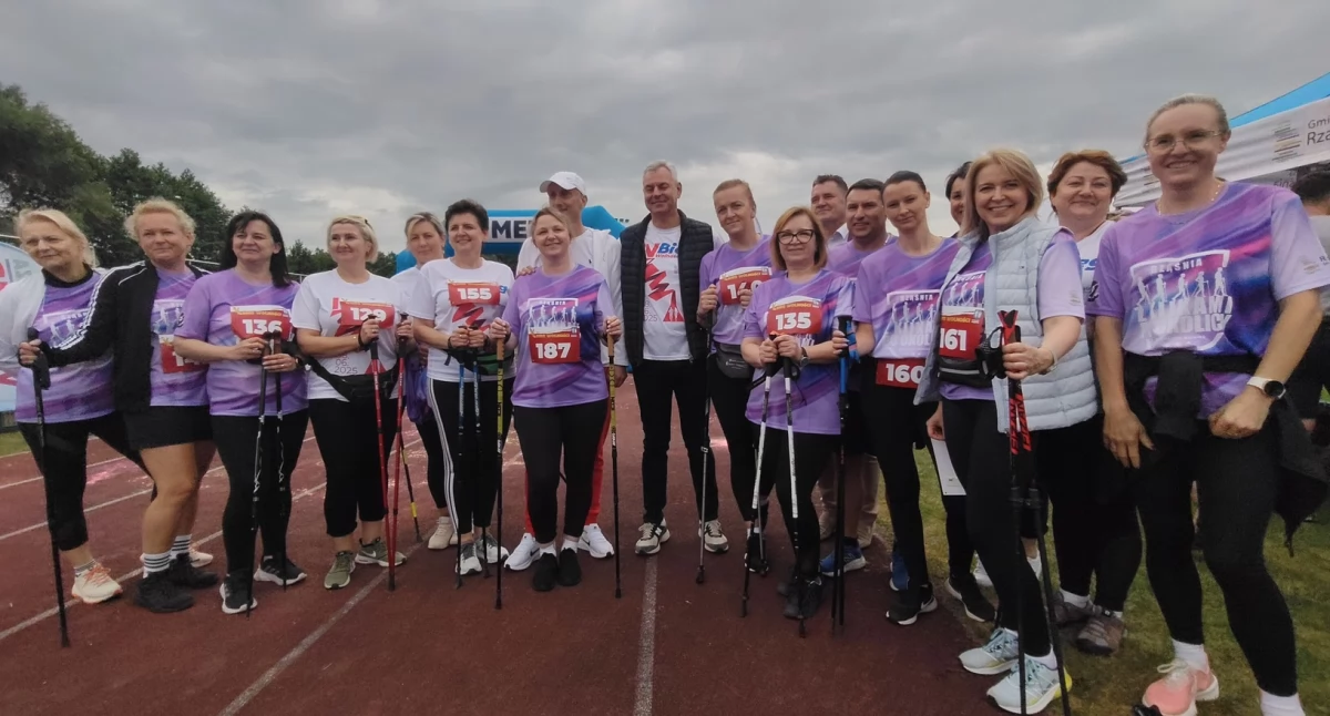Na zdjęciu sportowcy uprawiający Nordic Walking w gminie Rząśnia podczas 4. Biegu Wolności/fot. Łukasz Płuciennik (wszystkie)