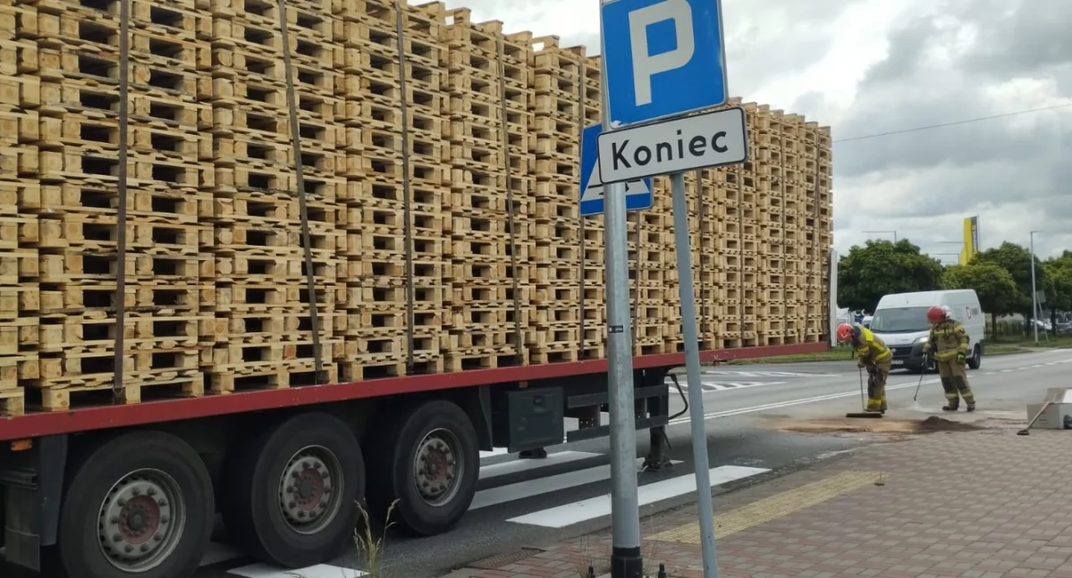 Na zdjęciu strażacy usuwają skutki kolizji dwóch ciężarówek w Kłobucku / fot.: Joanna Major