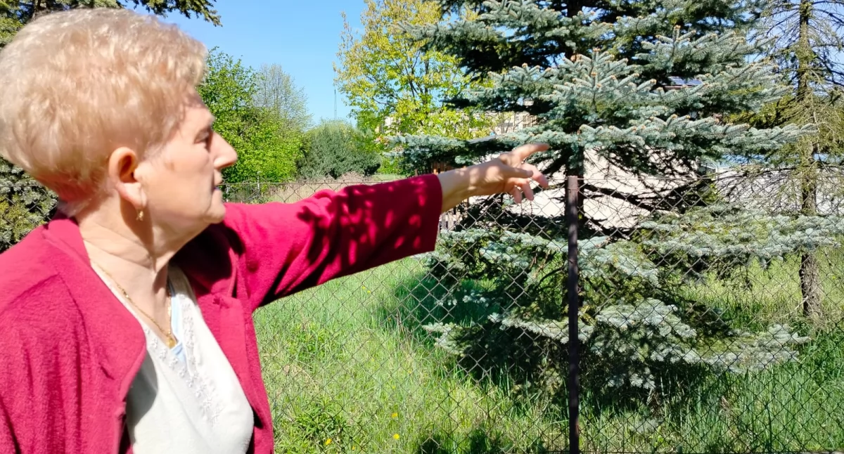 Inicjatorka sprzeciwu Halina Łukaszewska mówi „nie” nowej zabudowie w sąsiedztwie. Na zdjęciu pokazuje działkę, na której powstają nowe domy / fot. Joanna Major