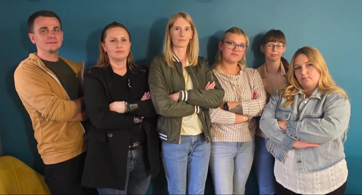 Na zdjęciu grupa rodziców z Publicznego Przedszkola nr 3 w Wieluniu, walczących o spokojny rozwój swoich dzieci / fot.: Sławomir Rajch