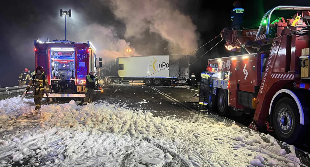 Wypadek i pożar samochodów na obwodnicy Wielunia, śmiertelny wypadek w Masłowicach / fot.: OSP Wieluń