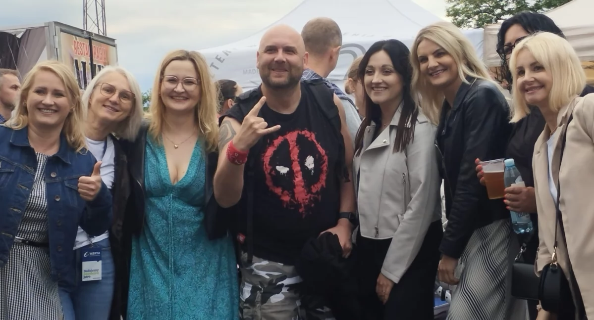 Na zdjęciu Łydka Grubasa w otoczeniu gości Dnia Otwartych Drzwi Cementowni Warta S.A. / fot.: Joanna Major