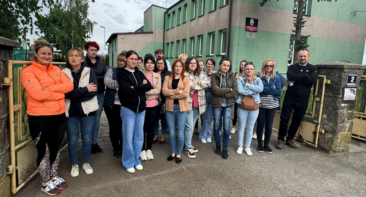 Rodzice dzieci z przeznaczonej do częściowej likwidacji szkoły w miejscowości Zamoście / fot.: Sławomir Rajch