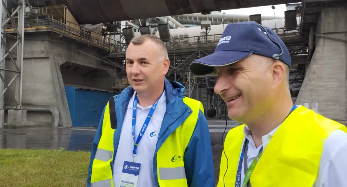Jacek Piskuła i Mariusz Pilarski w roli przewodników prowadzą zwiedzających do wnętrza Cementowni Warta S.A. Na zdjęciu w tle serce cementowni - piec /fot.: Joanna Major