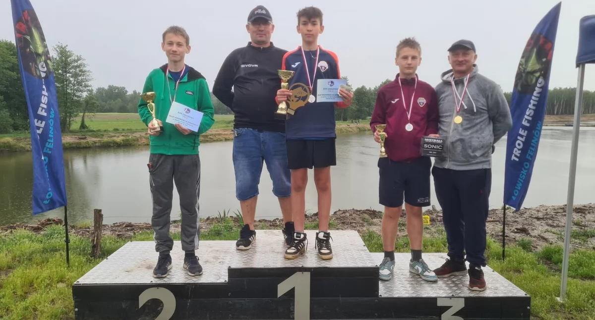 Na zdjęciu czołowa trójka wędkarskich zawodów zorganizowanych w klubie FC Bonus, które rozgrywane były w Felinowie/fot. FC Bonus 