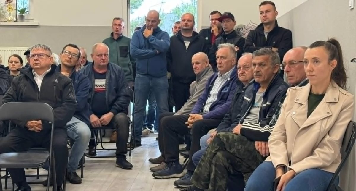 Na zdjęciu uczestnicy spotkania w Masłowicach, sprzeciwiający się budowie w okolicy biogazowni / fot.: Sławomir Rajch