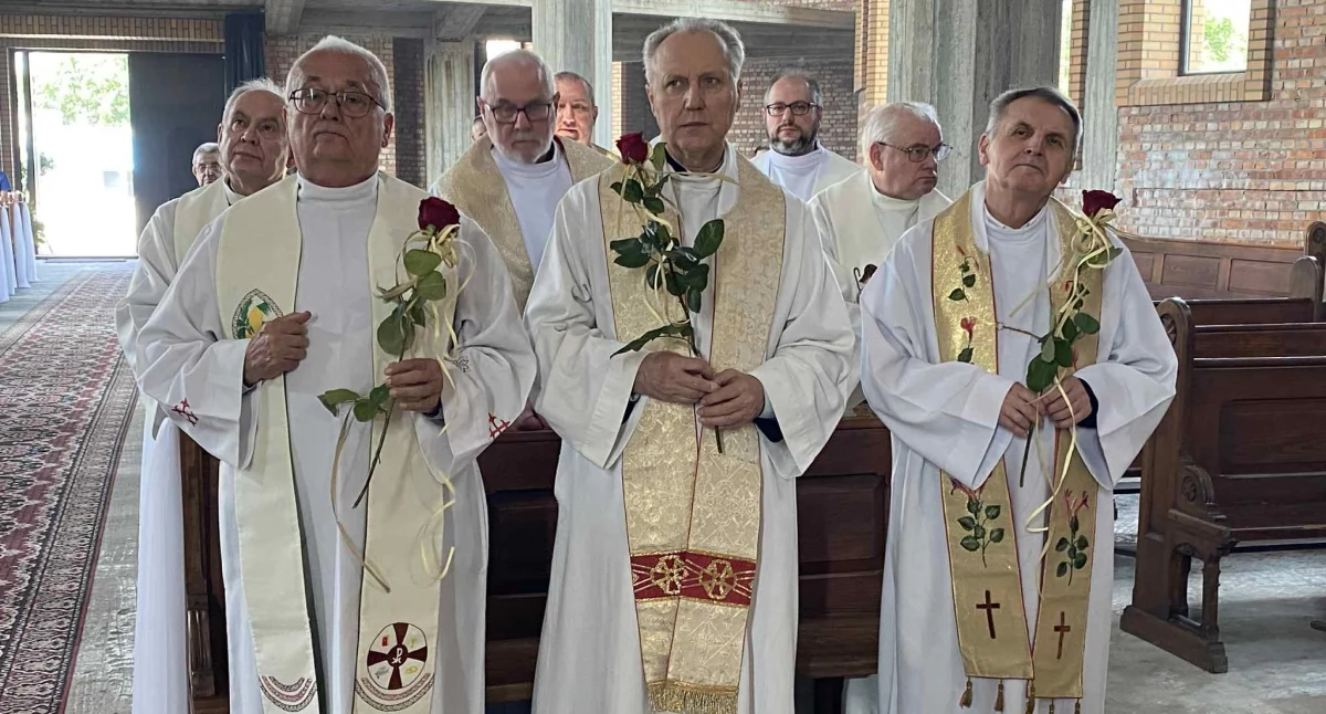 Zdjęcie z uroczystej mszy św. z okazji 41. rocznicy święceń kapłańskich w kościele w Działoszynie/fot.: Iwona Augustyniak