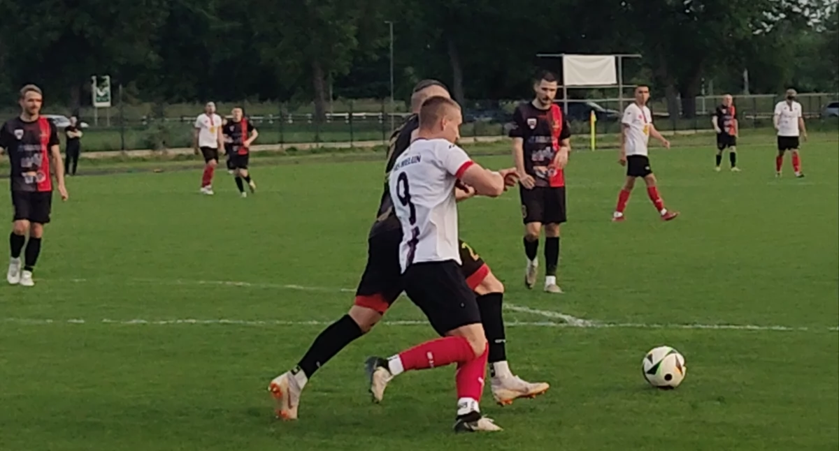 Na zdjęciu piłkarze WKS-u 1957 Wieluń podczas spotkania w 32. kolejce ze Startem Brzeziny/fot. Łukasz Płuciennik 