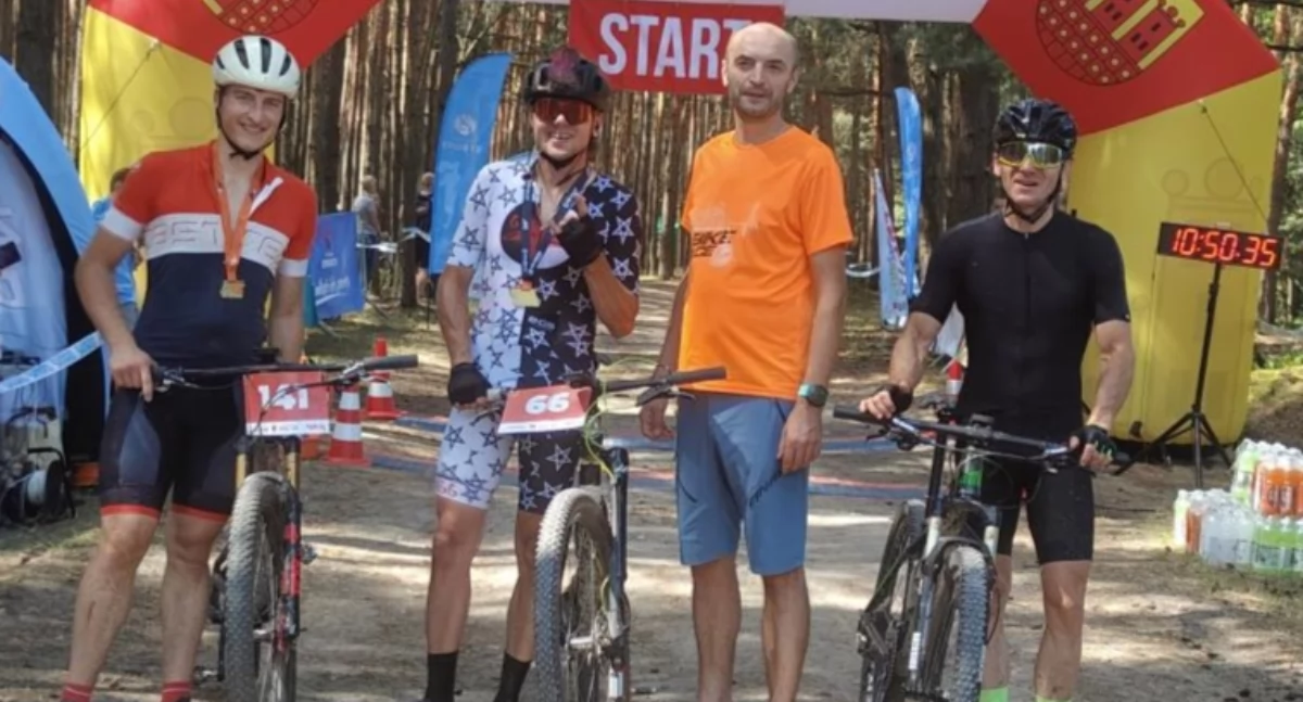 Na zdjęciu między innymi Mateusz Ostaszewski, zwycięzca Majdller Bike Race podczas 3. edycji Załęcze Ultra Run ( pierwszy od lewej), a także pomysłodawca rowerowej rywalizacji w ramach Załęcze Ultra Run, Robert Majchrowski (drugi od prawej)/fot. Łukasz Płuciennik 