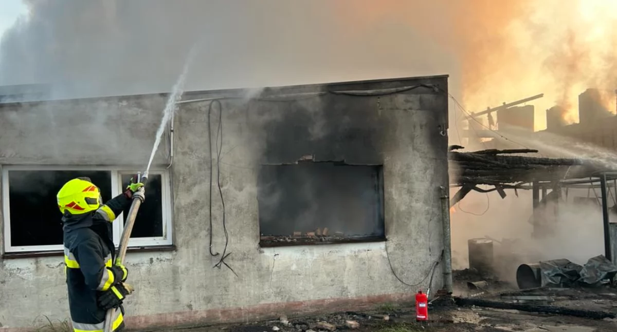 Zdjęcia z akcji gaszenia pożaru obiektów magazynowych w Tyblach / fot.: OSP Czastary