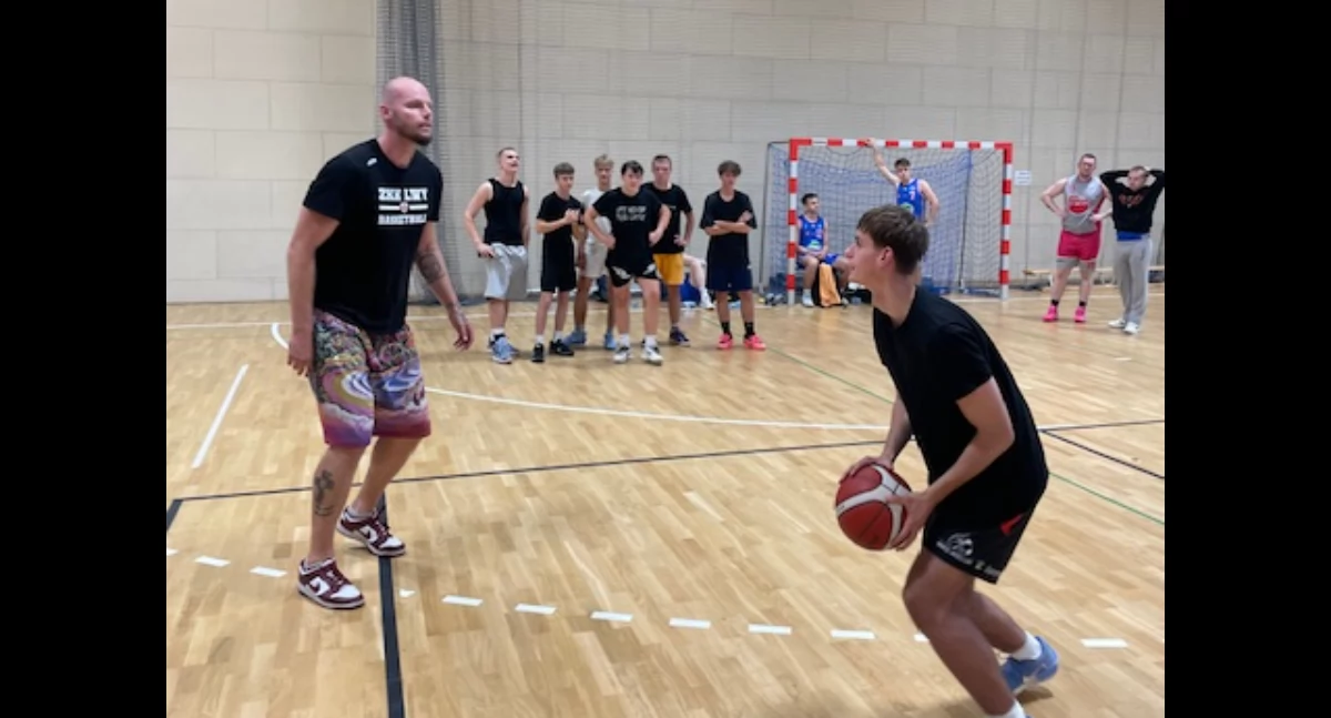 Na zdjęciu Maciej Lampe oraz Marcel Szaniec, zawodnik Polonii Warszawa, były gracz WKS Sharks Wieluń/fot. archiwum prywatne Mateusz Łebek, Radosław Urbaniak oraz Zduńskowolski Klub Koszykówki Lwy