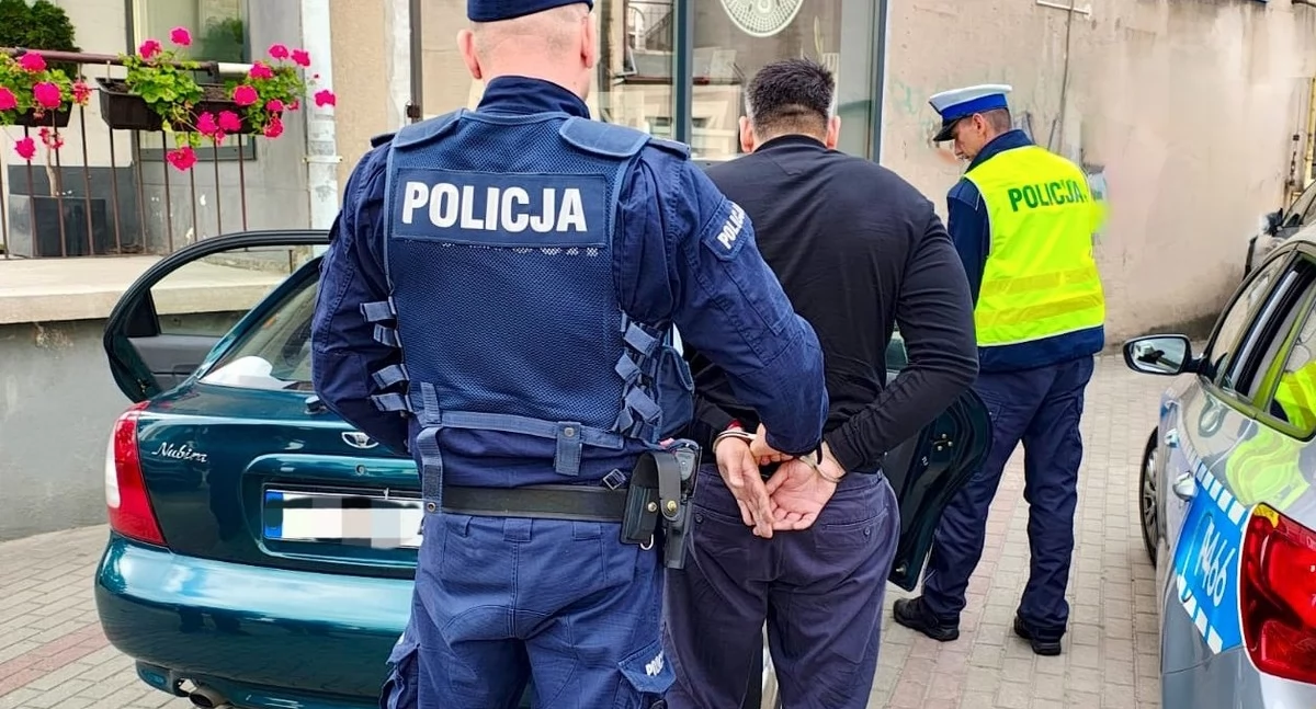 Na zdjęciu moment zatrzymania 35-latka / Fot. KPP Radomsko