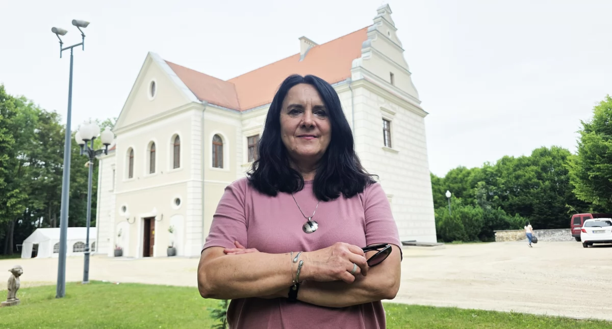 Na zdjęciu głównym Beata Mateusiak-Pielucha, w tle Pałac Męcińskich w Działoszynie po remoncie / fot.: Sławomir Rajch 