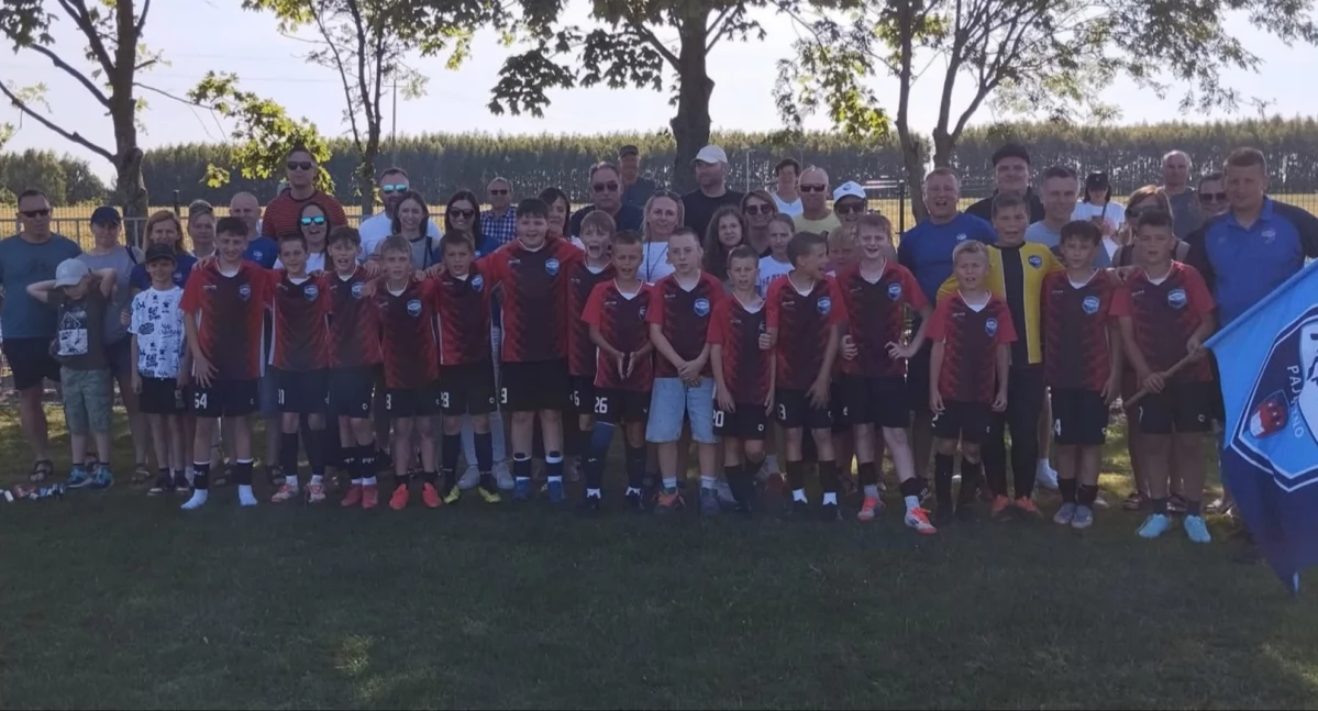 Na zdjęciu drużyna Akademii Sportu Pajęczno, rocznik 2013/2014, który w Młodzikach wywalczył awans do II ligi wojewódzkiej/fot. AS Pajęczno 
